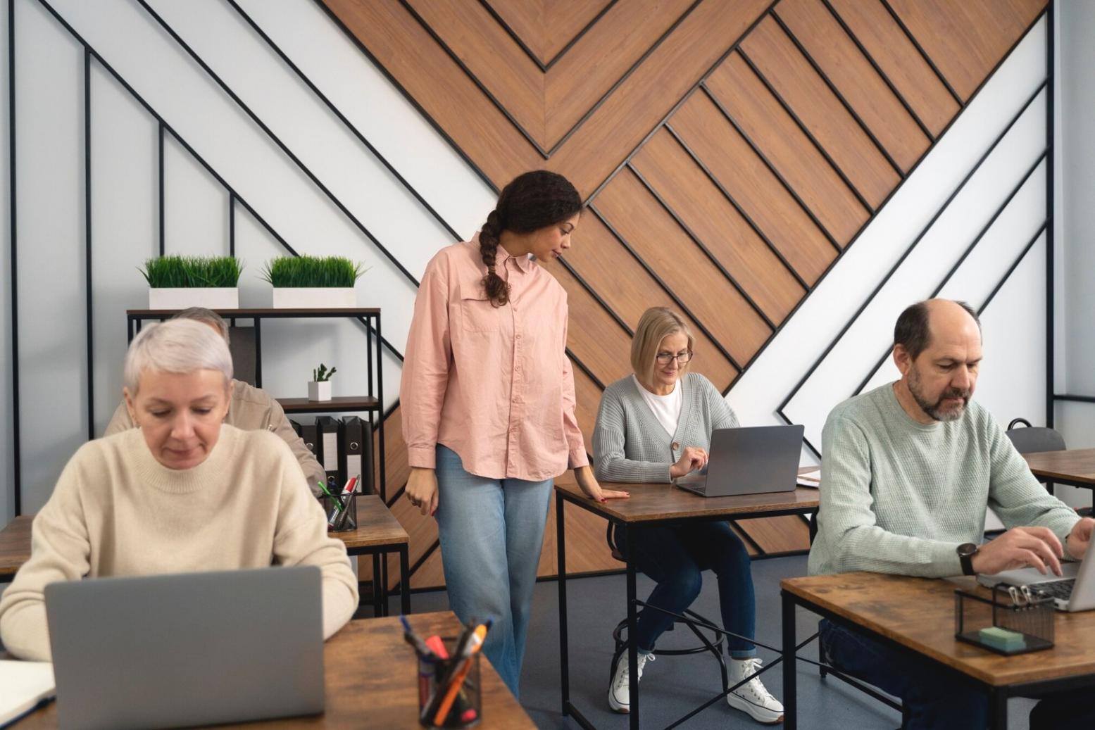 Equipo de alyndrosiq trabajando en estrategias financieras